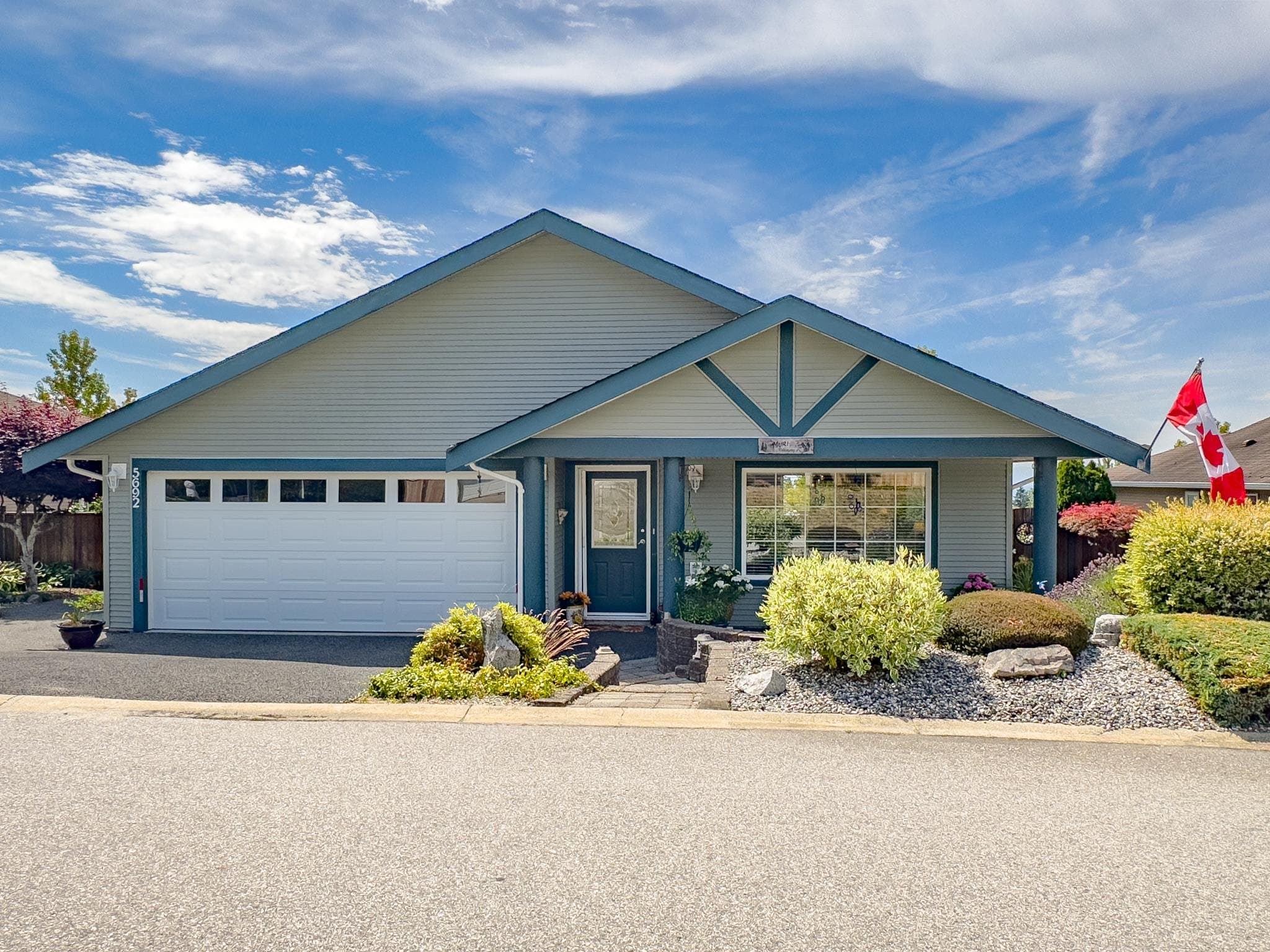 5692 Emily Way, Sechelt, V7Z 0N5 — photo 2