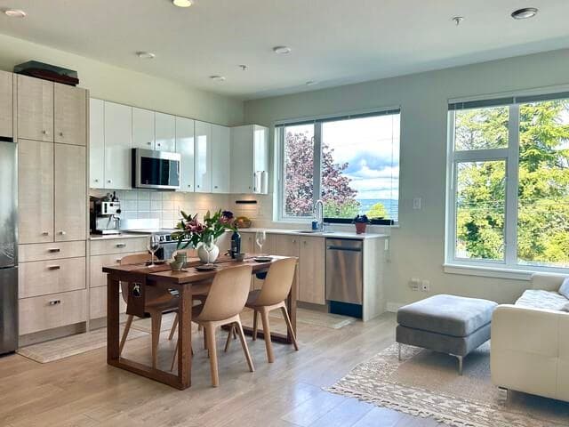 210 - 10838 Whalley Boulevard, Surrey