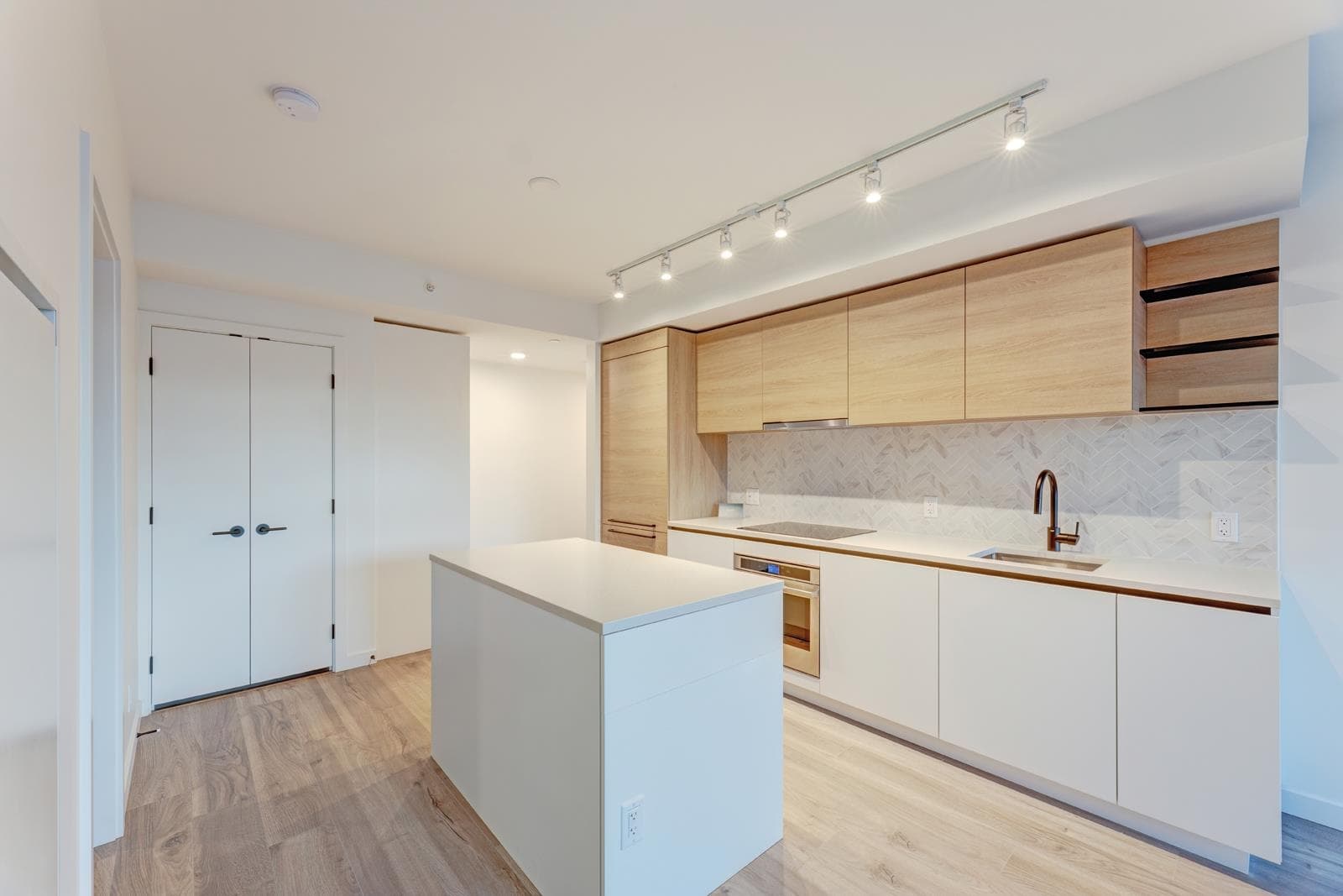 4xx - 10448 University Drive, Surrey, V3T 0S7 — photo 1