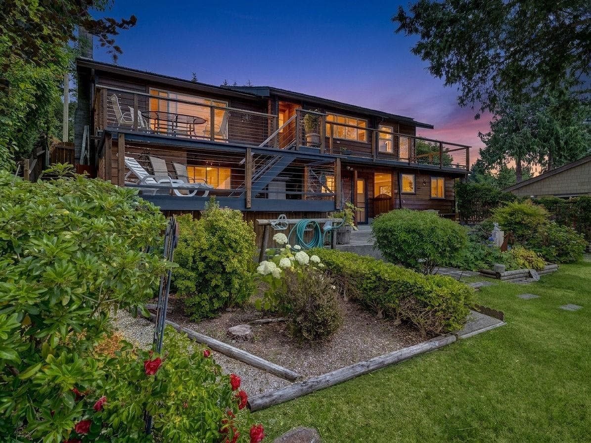 4717 Laurel Avenue, Sechelt, V7Z 0E7 — photo 1