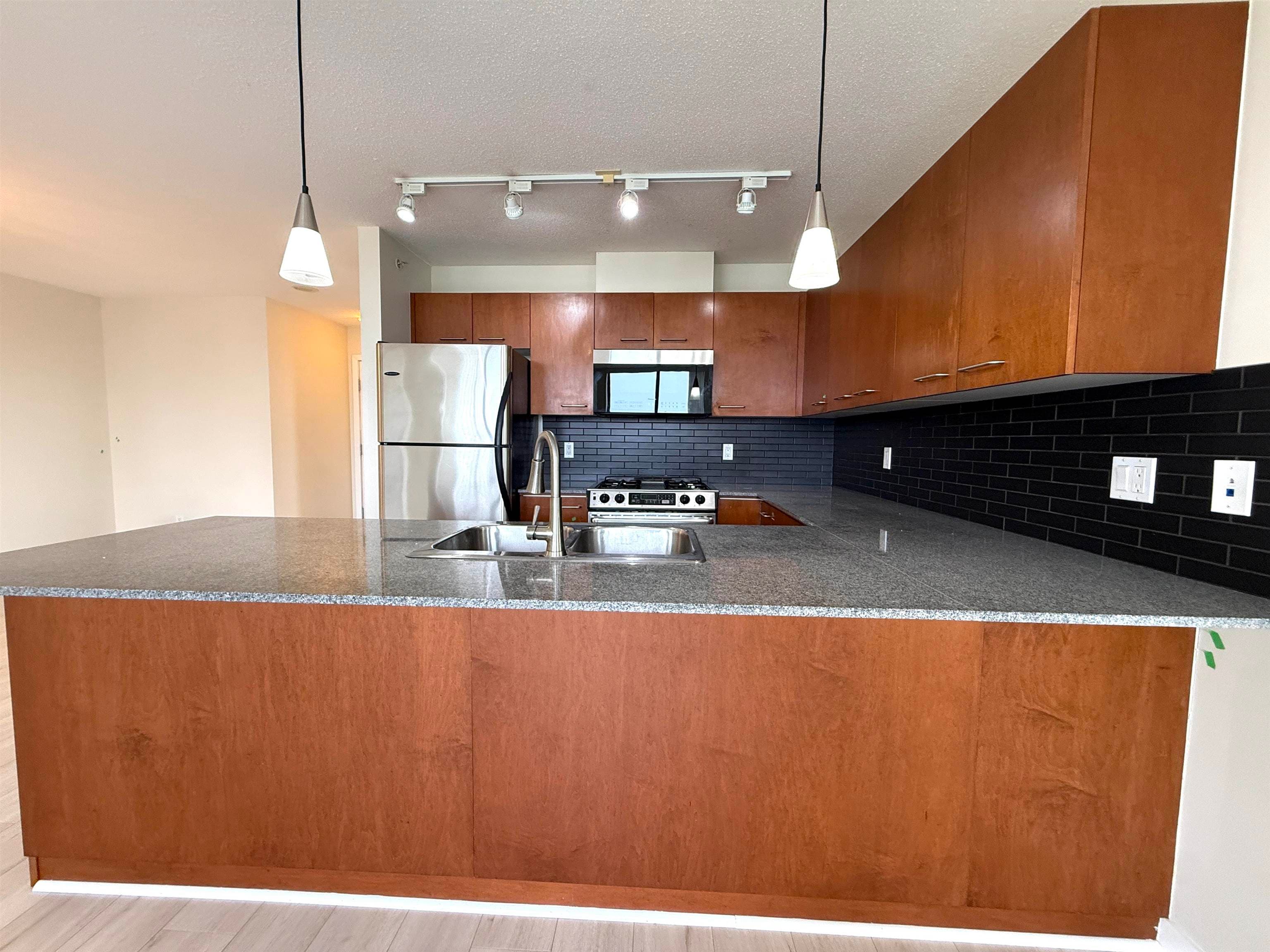 14XX - 4333 Central Boulevard, Burnaby, V5H 4X2 — photo 1