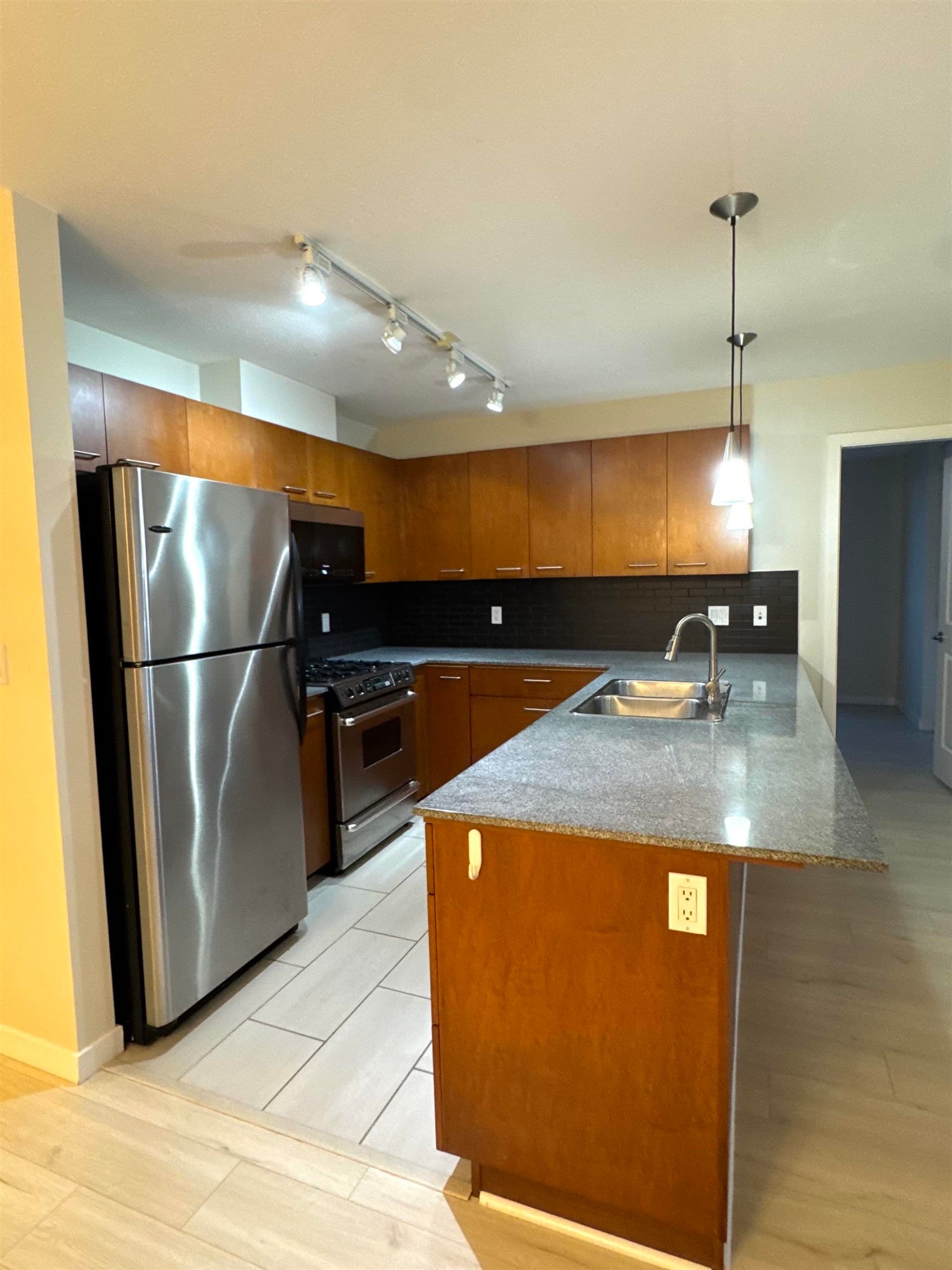 14XX - 4333 Central Boulevard, Burnaby, V5H 4X2 — photo 4