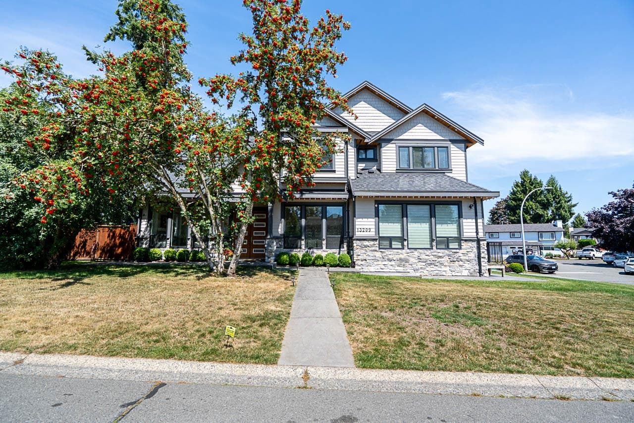 13209 65b Avenue, Surrey, V3W 7Y4 — photo 3