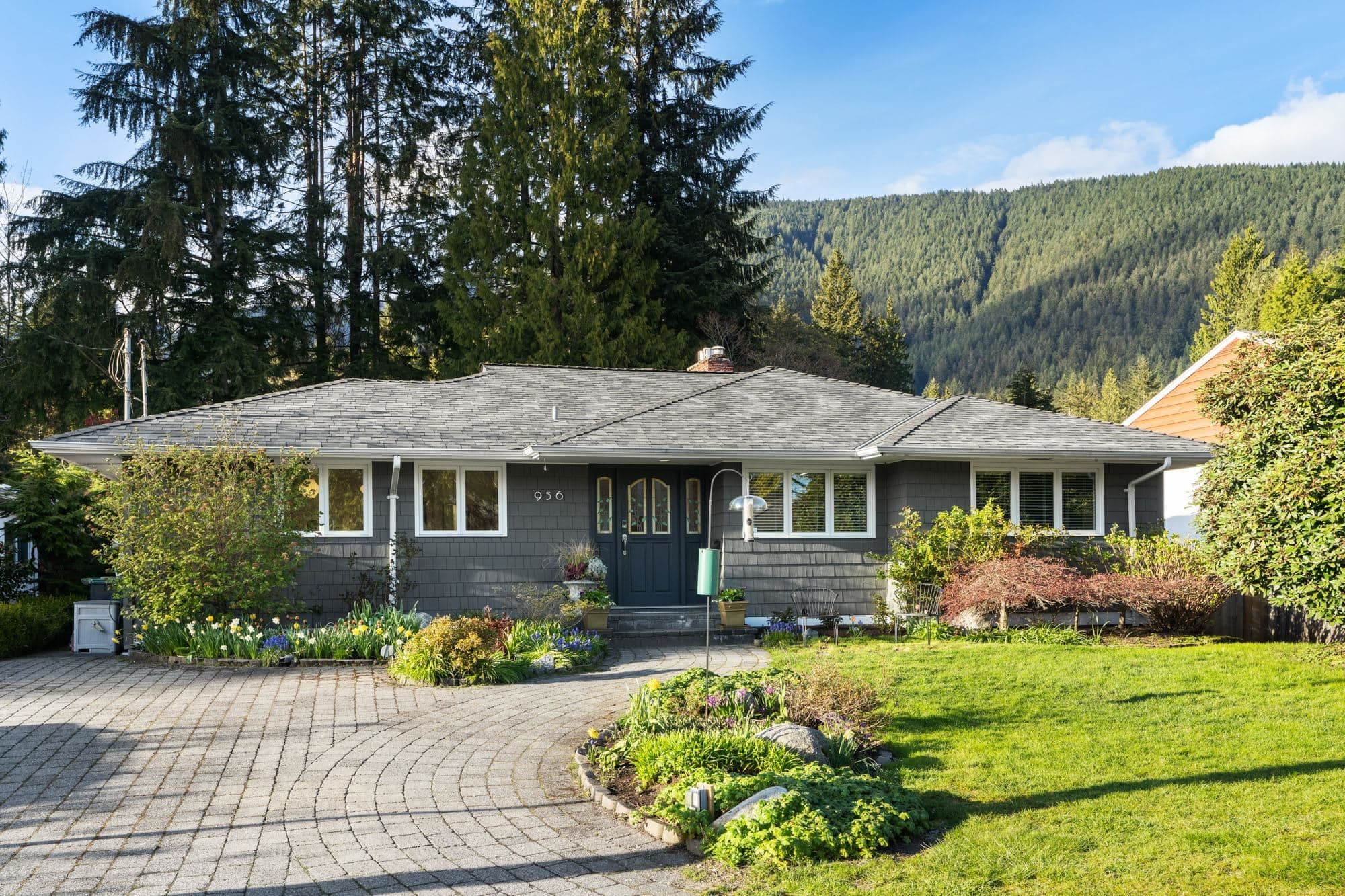 956 Belvista Crescent, North Vancouver, V7R 2B4 — photo 2