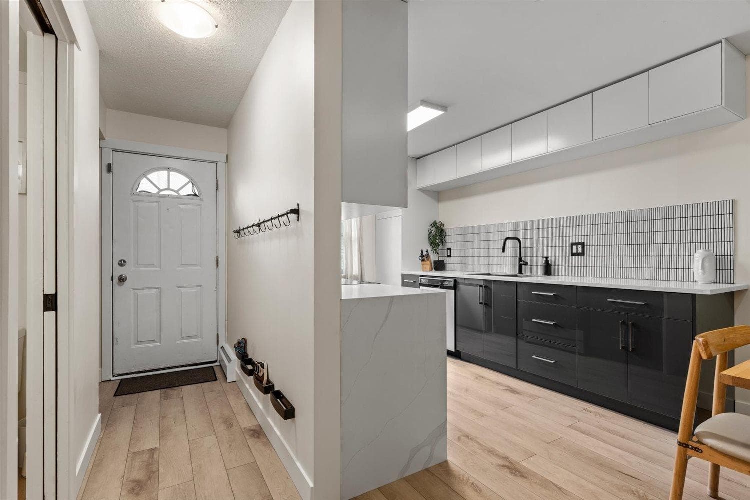 4 - 33293 E Bourquin Crescent, Abbotsford, V2S 1Y2 — photo 3