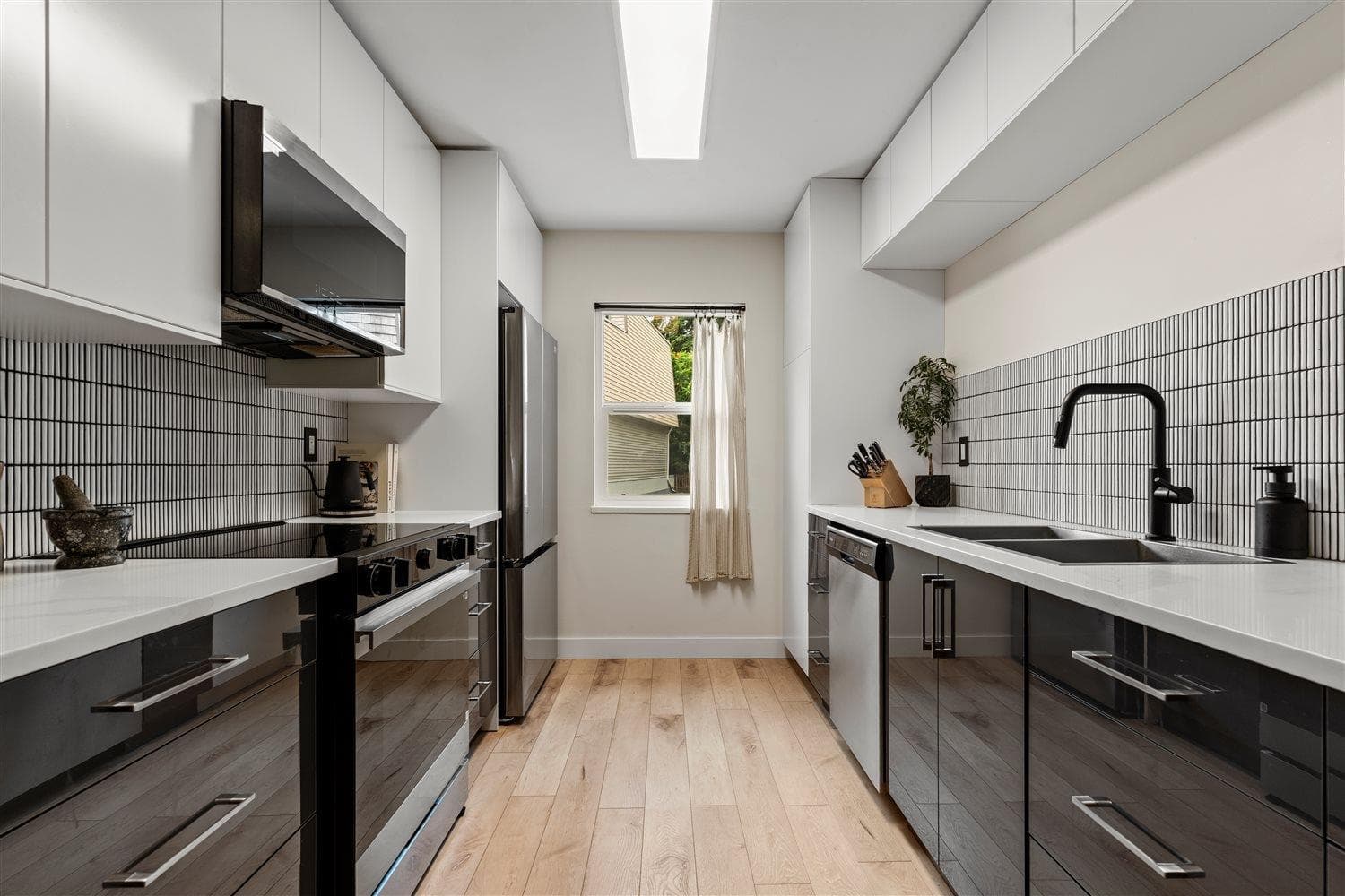 4 - 33293 E Bourquin Crescent, Abbotsford, V2S 1Y2 — photo 1