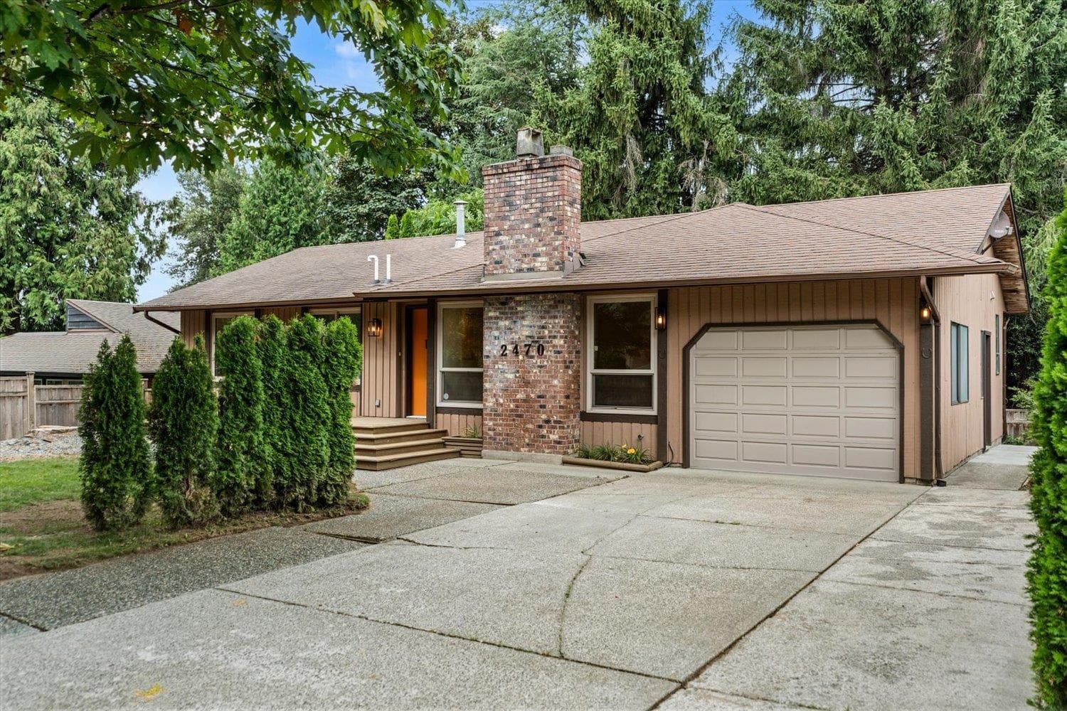 2470 Woodstock Drive, Abbotsford, V3G 2B6 — photo 1