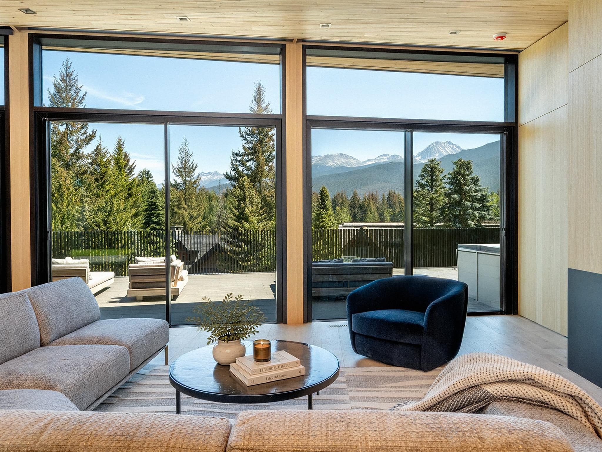3452 Blueberry Drive, Whistler, V8E 0B9 — photo 2