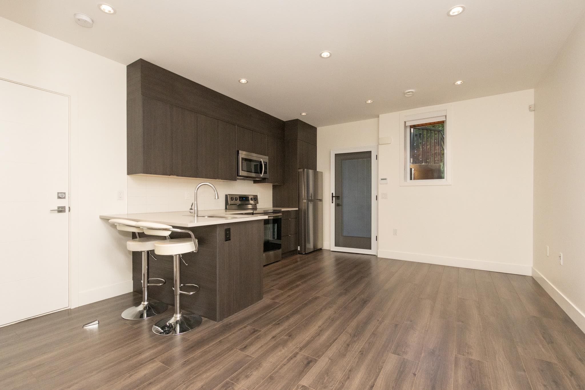 Suite - 7230 Kitchener Street, Burnaby, V5A 1L6 — photo 2