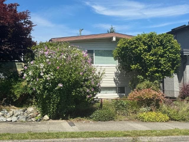 2935 Adanac Street, Vancouver, V5K 2N4 — photo 2