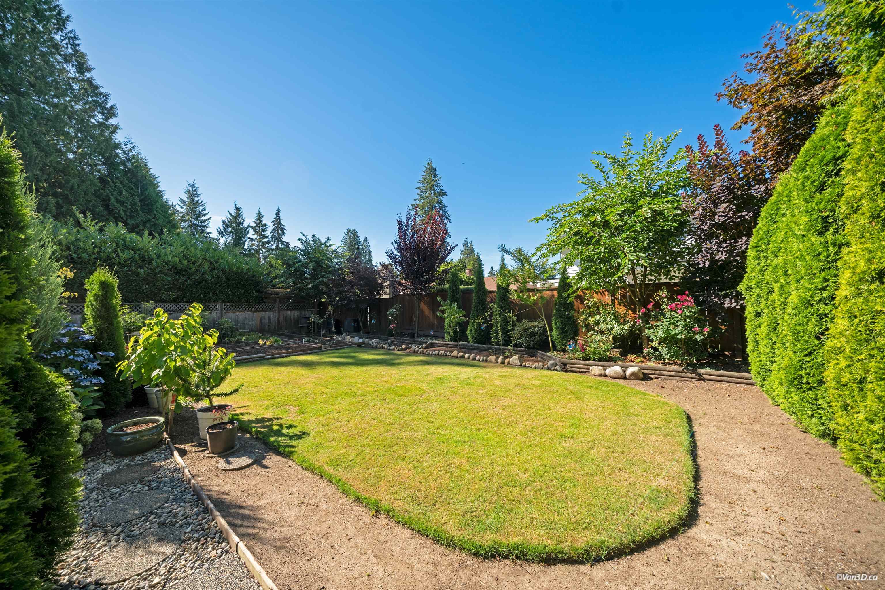 1043 Belvedere Drive, North Vancouver, V7R 2C6 — photo 2