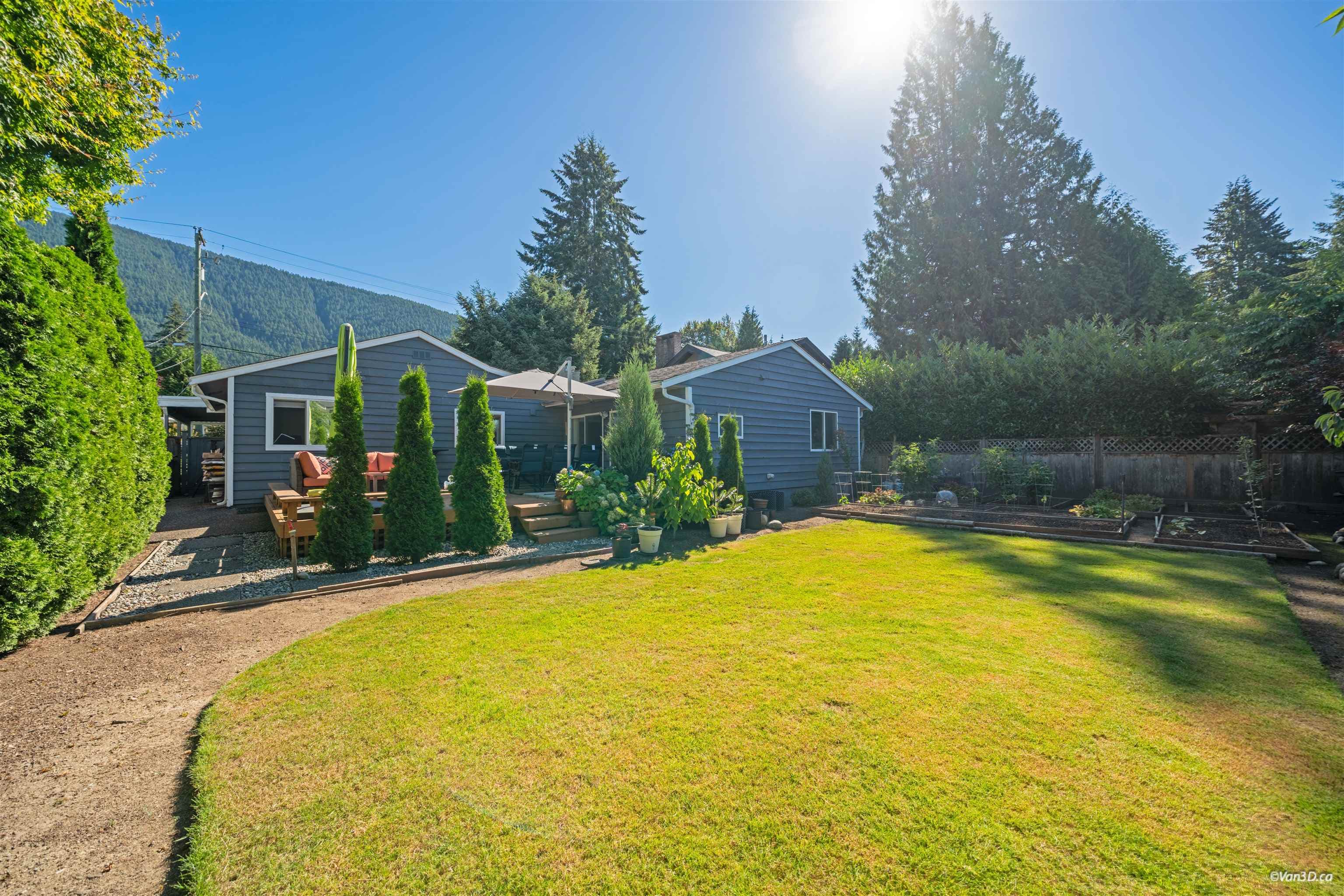 1043 Belvedere Drive, North Vancouver, V7R 2C6 — photo 3