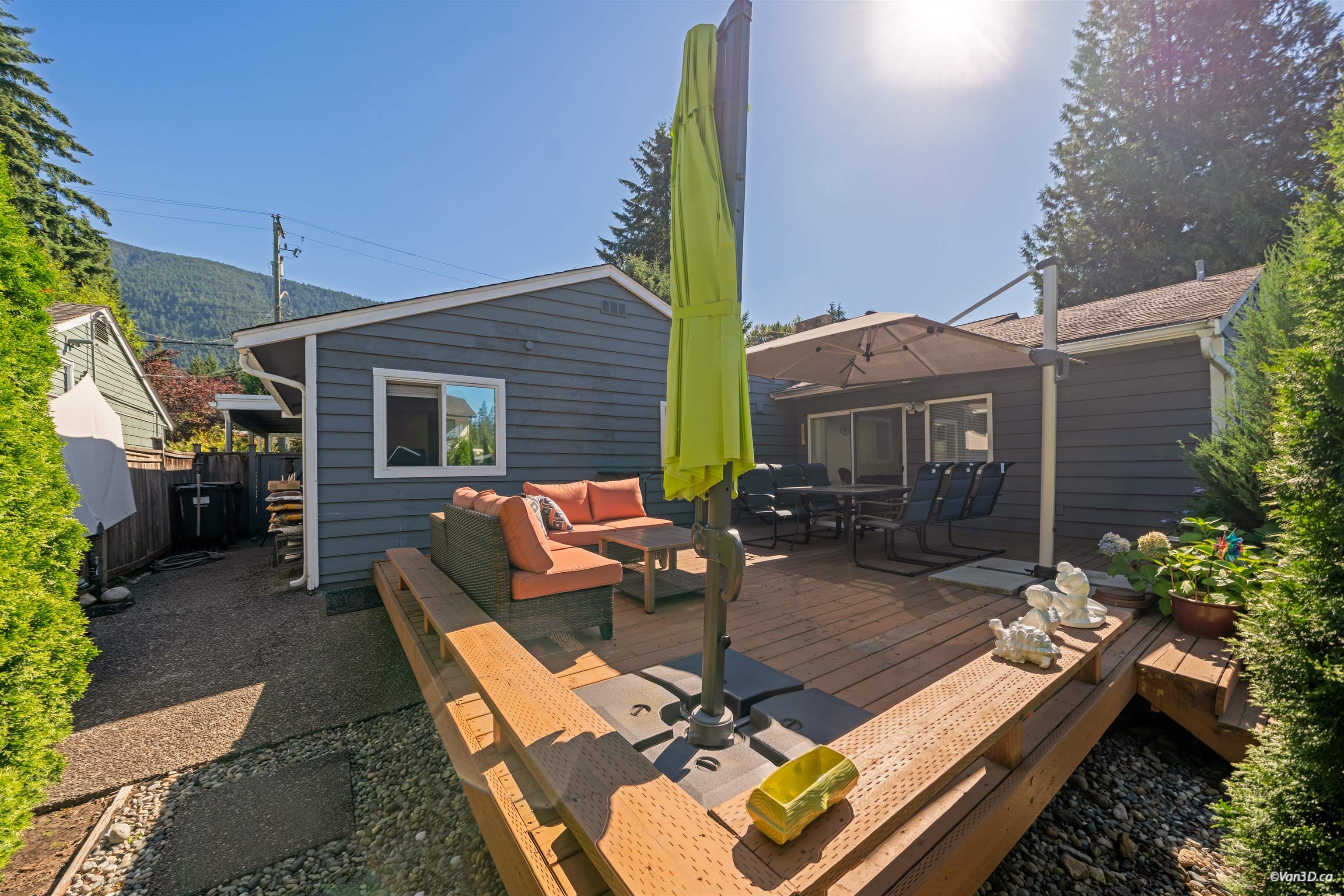 1043 Belvedere Drive, North Vancouver, V7R 2C6 — photo 4