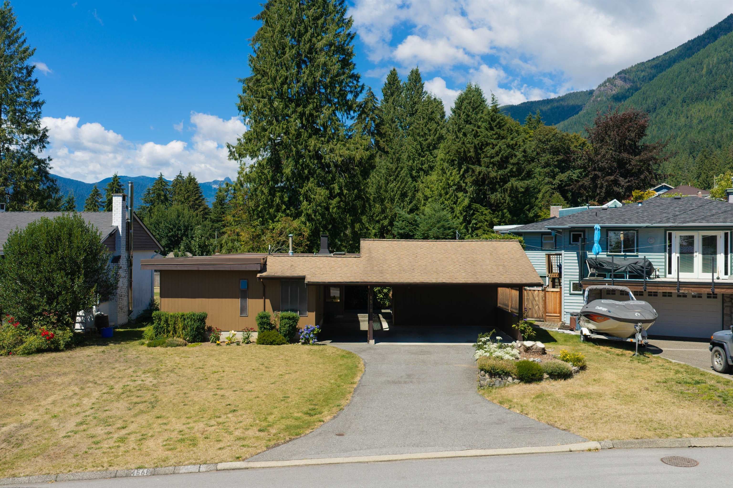4568 Marineview Crescent, North Vancouver, V7R 3P2 — photo 2