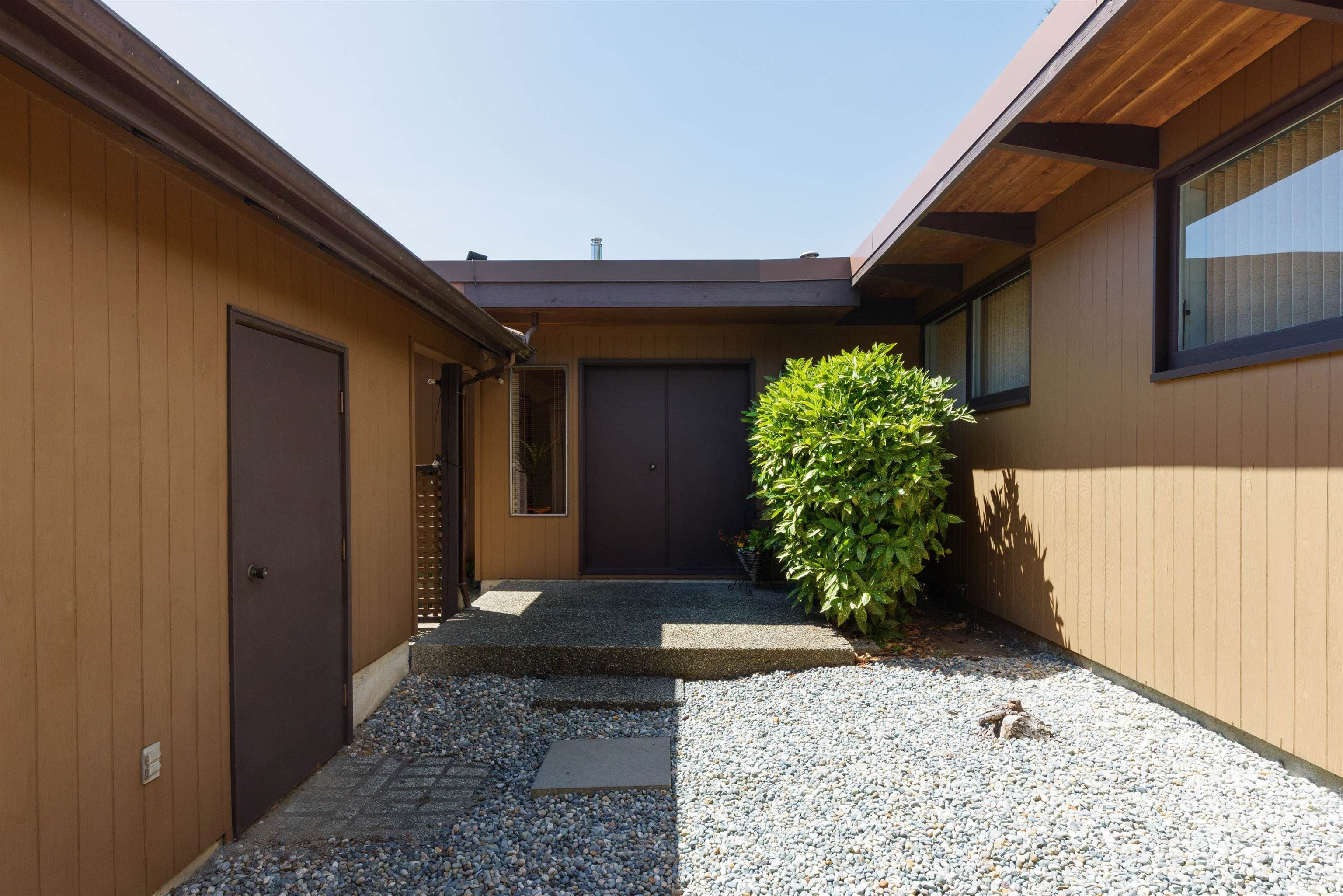 4568 Marineview Crescent, North Vancouver, V7R 3P2 — photo 3