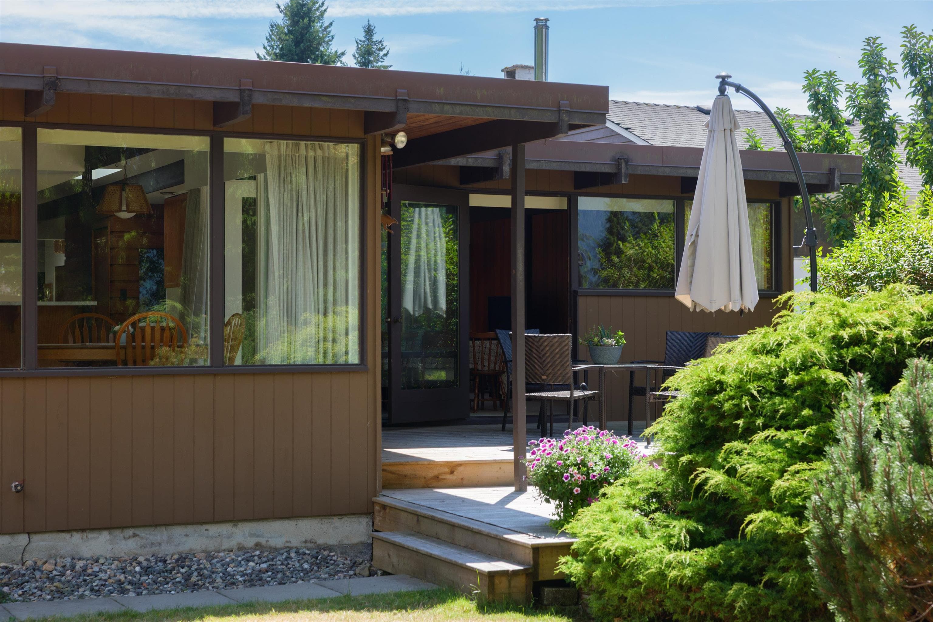 4568 Marineview Crescent, North Vancouver, V7R 3P2 — photo 1
