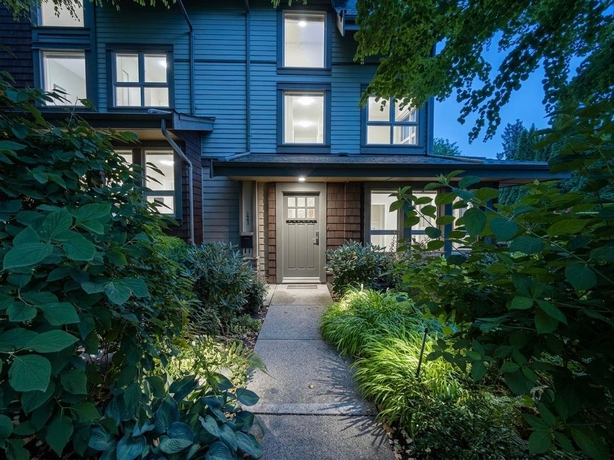 2982 Chesterfield Avenue, North Vancouver, V7N 3M6 — photo 2