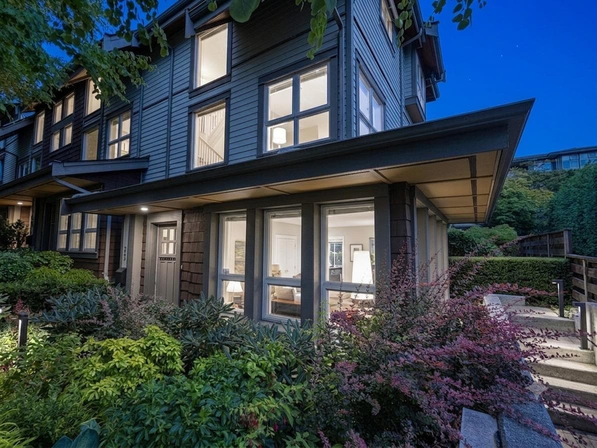 2982 Chesterfield Avenue, North Vancouver, V7N 3M6 — photo 3