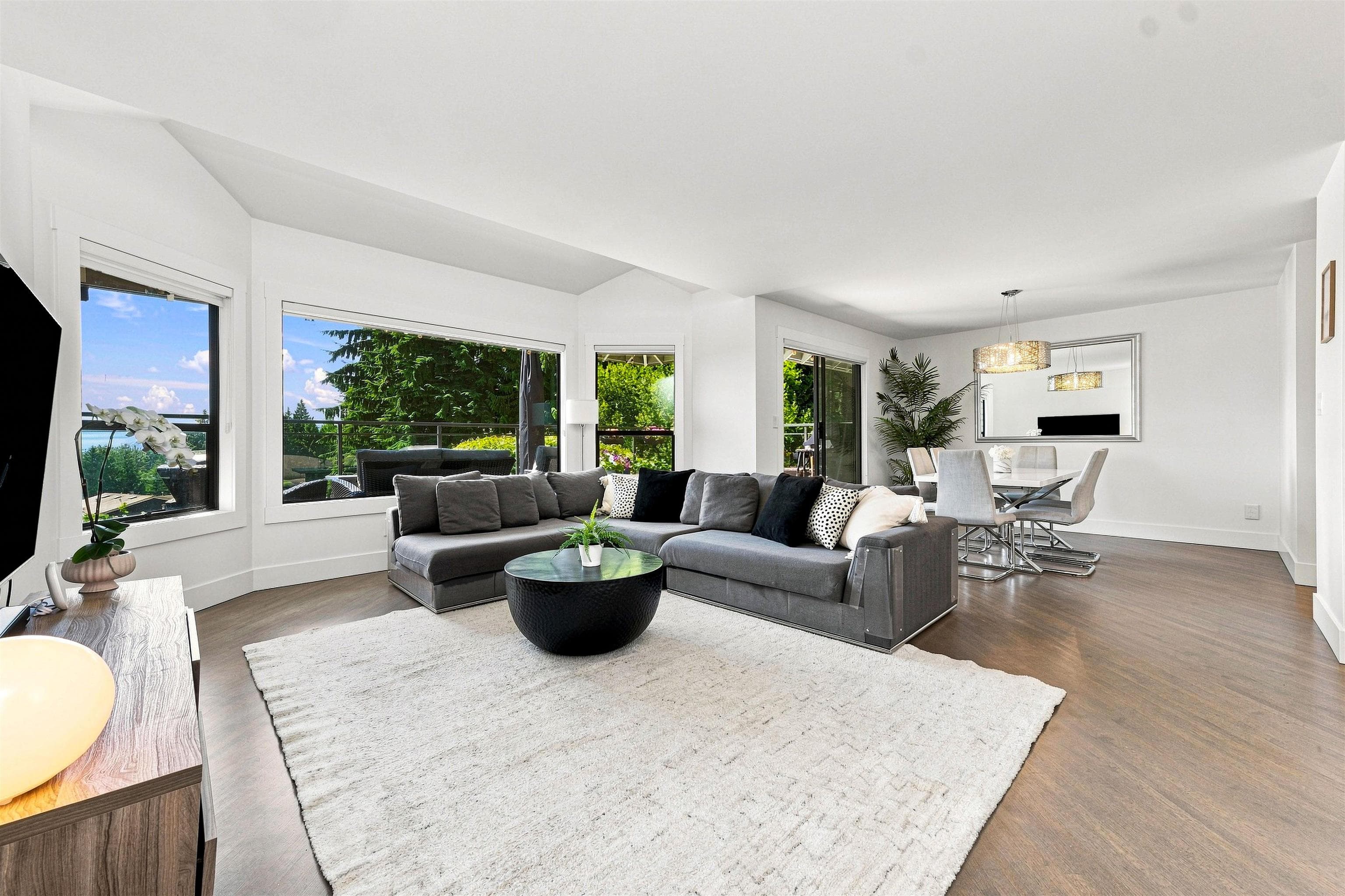 5723 Owl Court, North Vancouver, V7R 4V1 — photo 2
