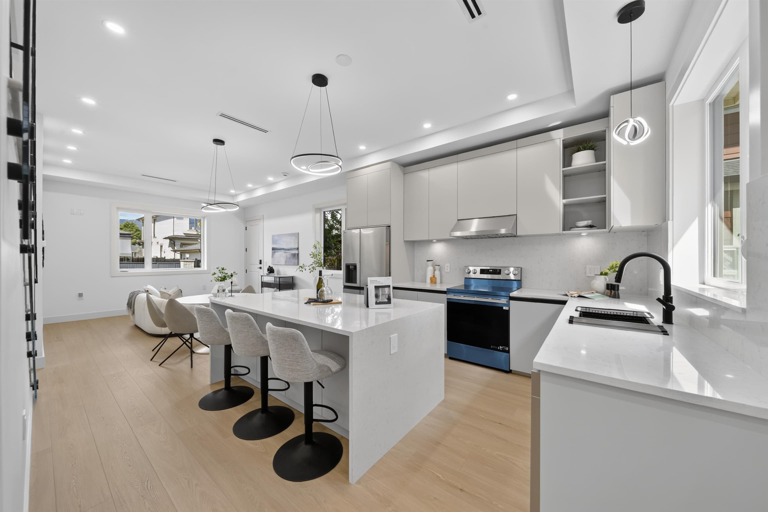 3 - 6555 Carnegie Street, Burnaby, V5B 1Y2 — photo 2