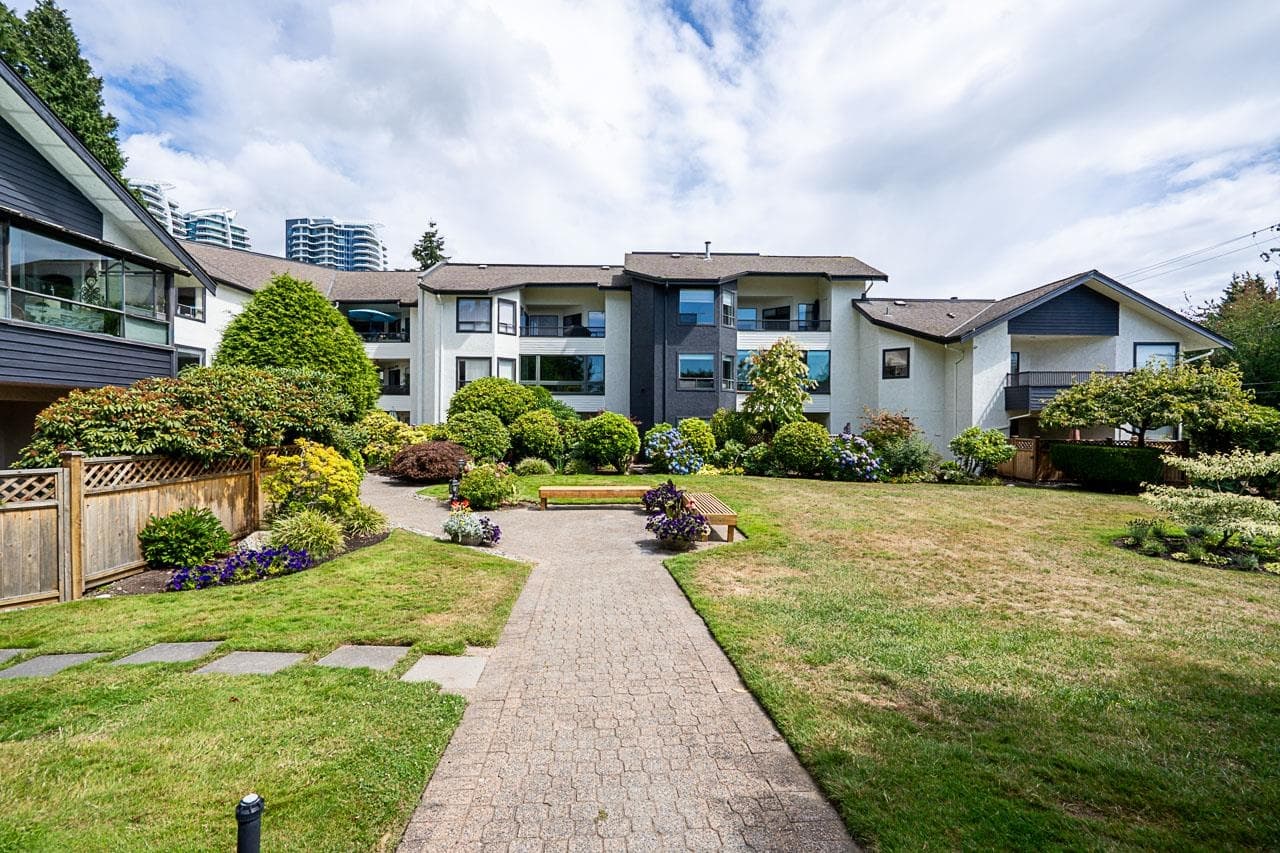 201 - 14957 Thrift Avenue, White Rock, V4B 2K1 — photo 1
