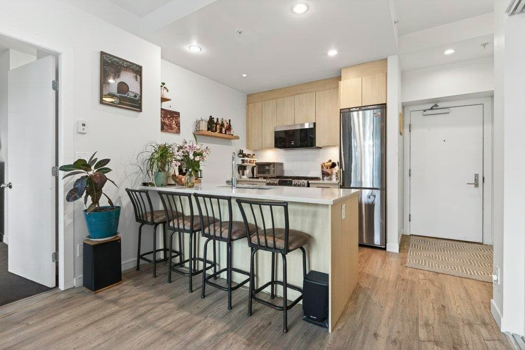 210 - 9080 University Crescent, Burnaby, V5A 0B7 — photo 5