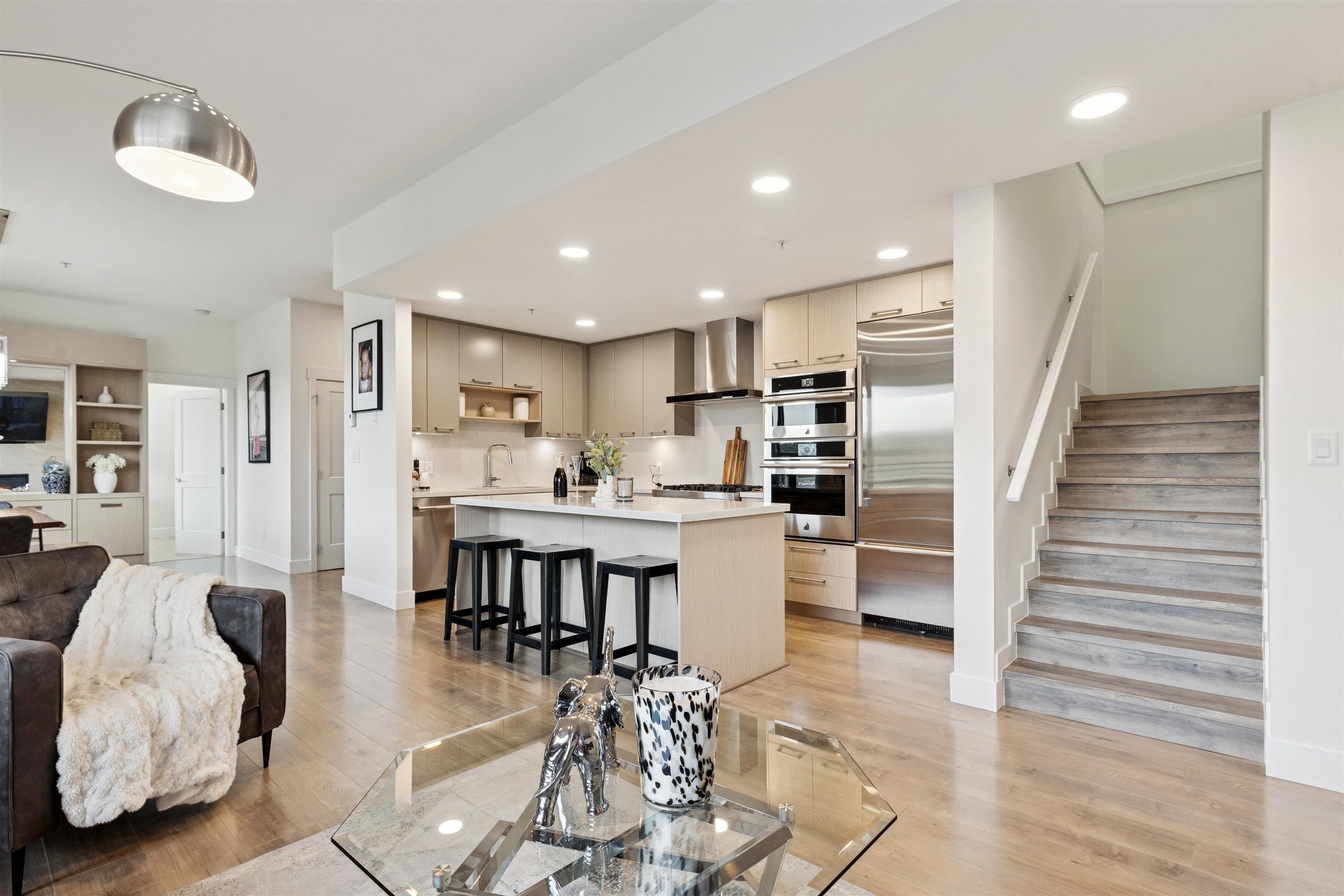 501 - 14022 North Bluff Road, White Rock, V4B 3C3 — photo 1