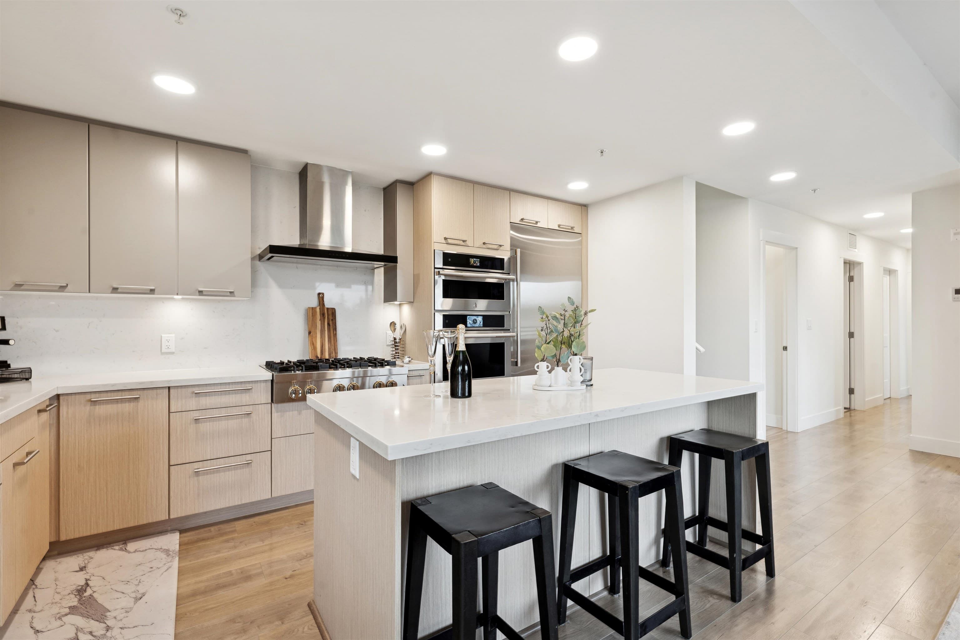 501 - 14022 North Bluff Road, White Rock, V4B 3C3 — photo 4