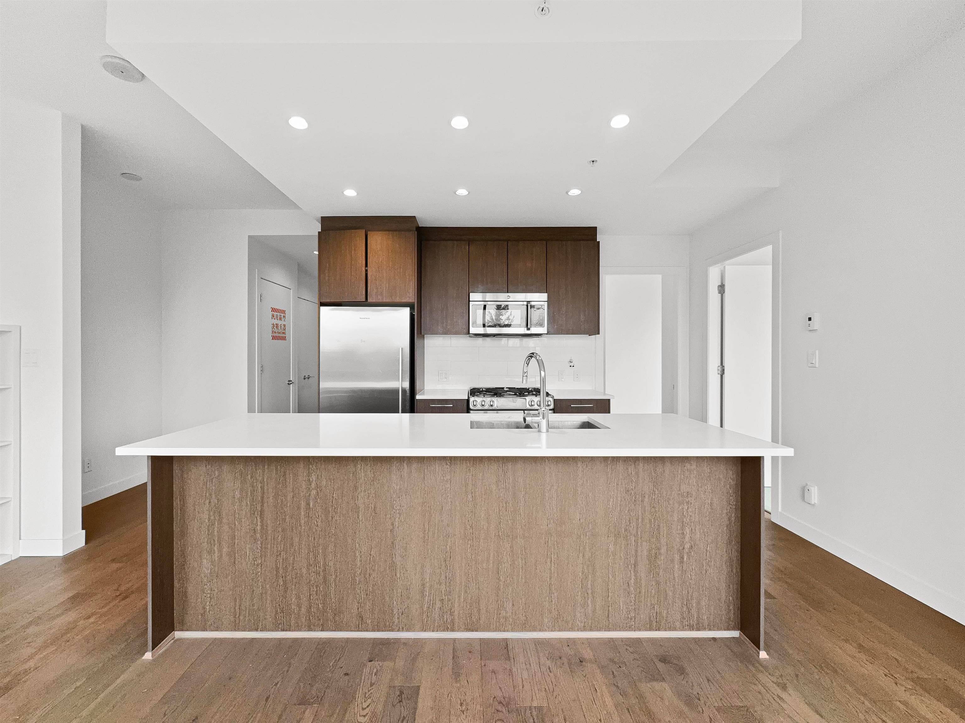 10xx - 9060 University Crescent, Burnaby, V5A 0E1 — photo 3