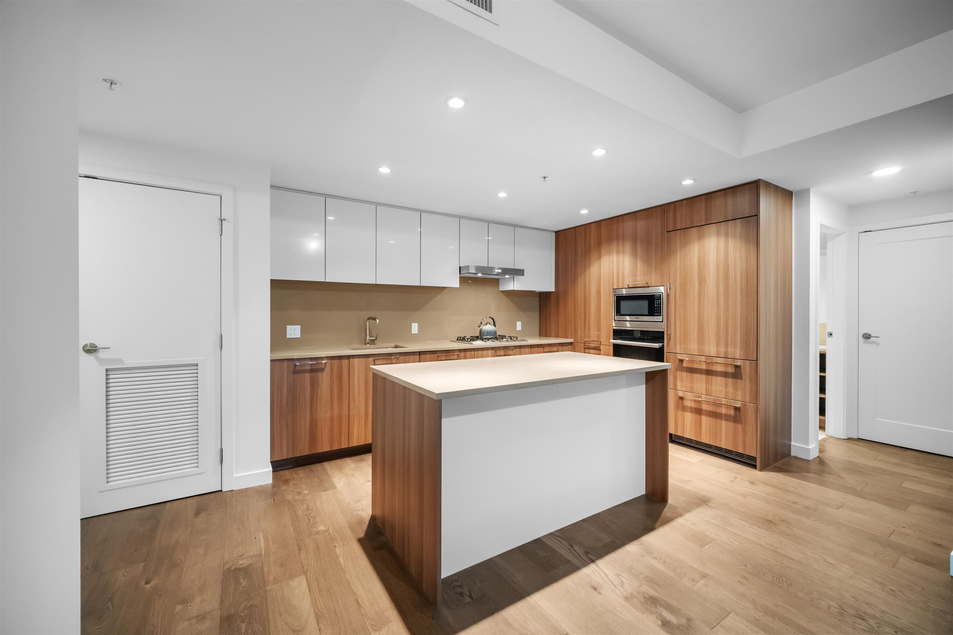 802 - 3331 No 3 Road, Richmond, V6X 2B6 — photo 3
