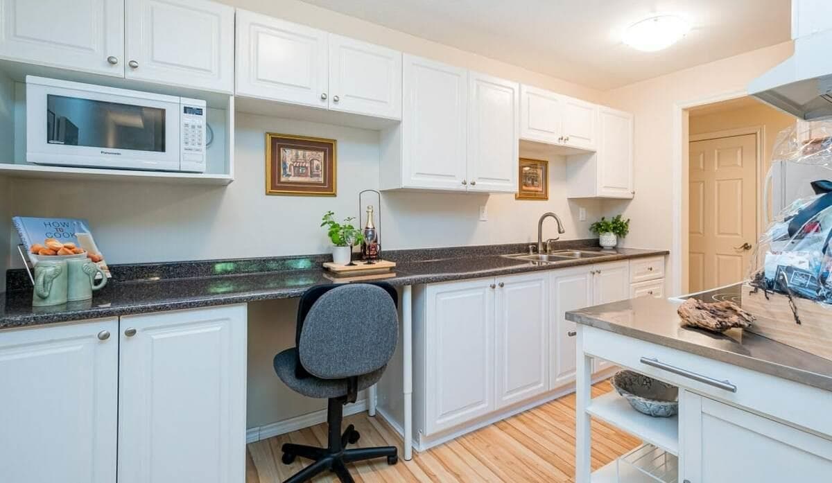 102 - 15020 North Bluff Road, White Rock, V4B 5A4 — photo 1