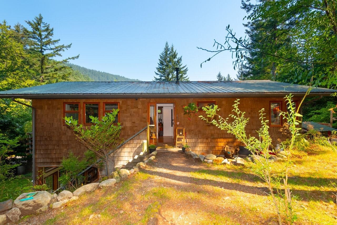 368 Eagles Nest Road, Bowen Island, V0N 1G1 — photo 1