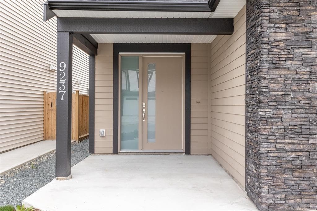 9237 Sitka Place, Chilliwack, V2P 8B6 — photo 3