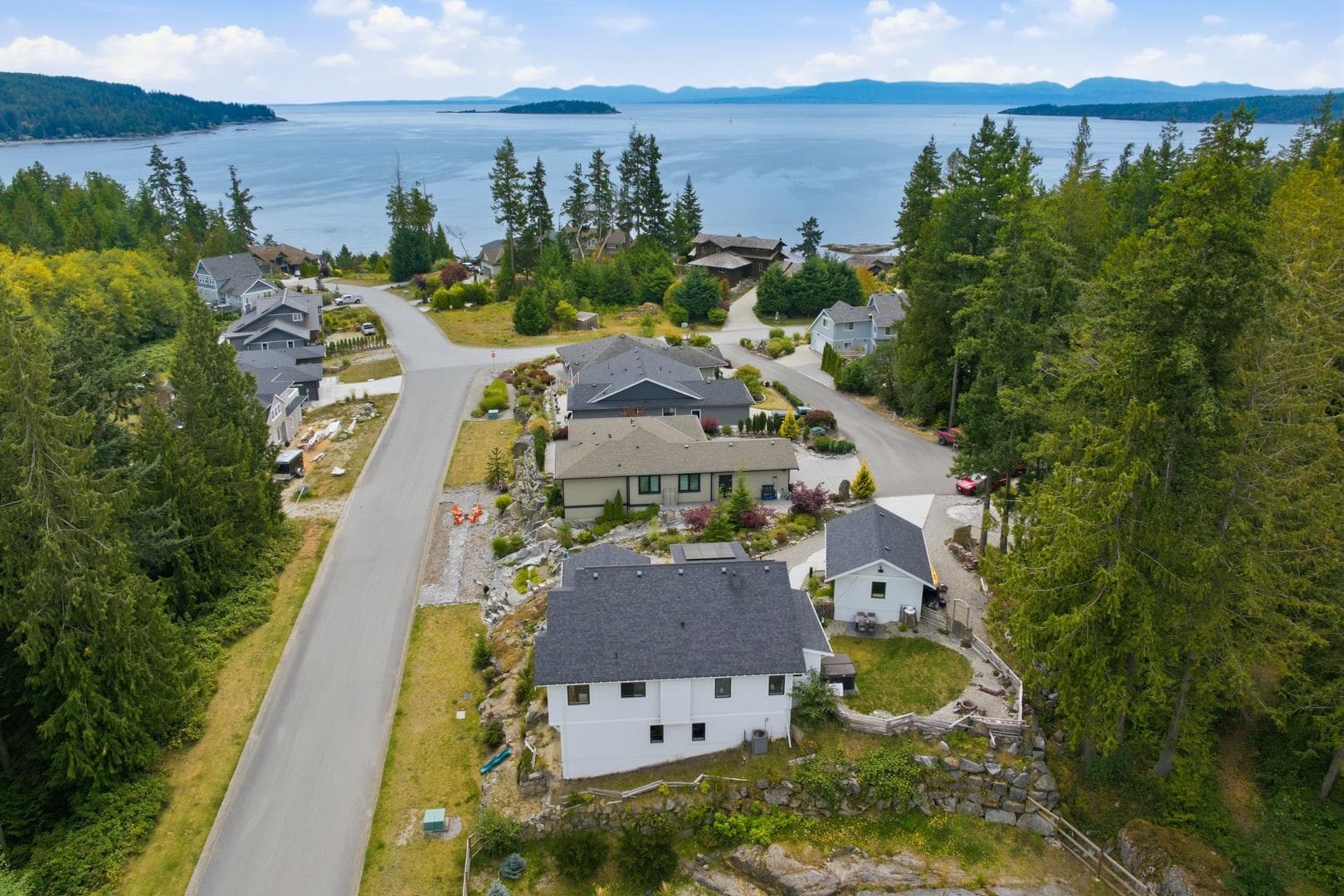 9336 Jorgensen Place, Halfmoon Bay, V7Z 1B4 — photo 2