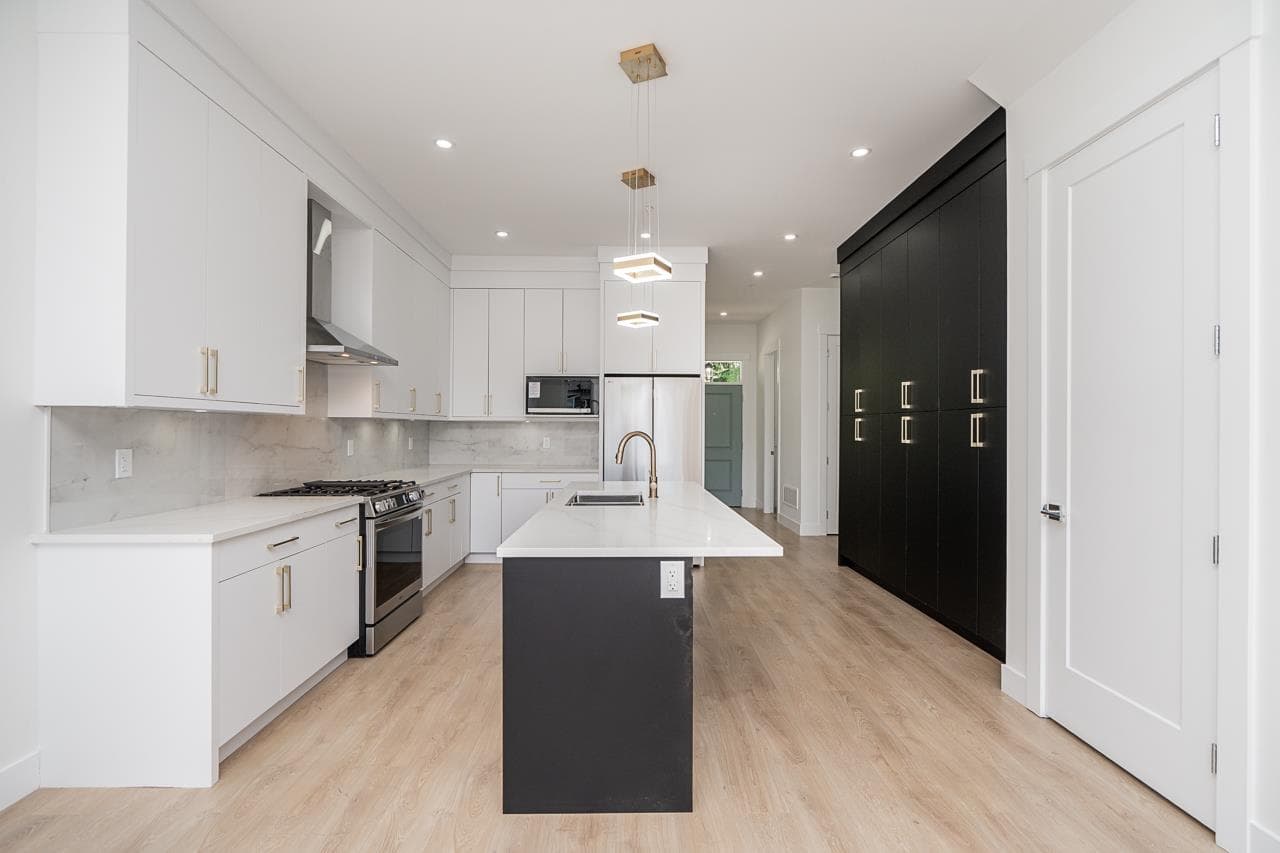 20537 74b Avenue, Langley, V2Y 3S8 — photo 1