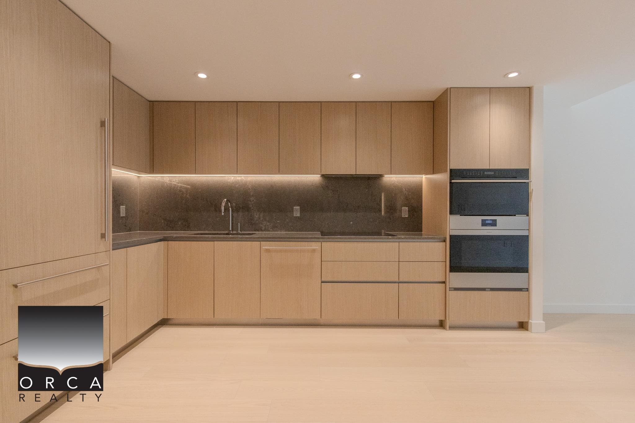 305 - 777 Harbour Way, North Vancouver, V7P 0G2 — photo 5