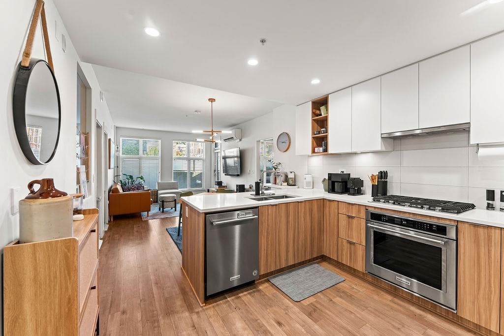 101 - 750 Dogwood Street, Coquitlam, V3J 4B7 — photo 2