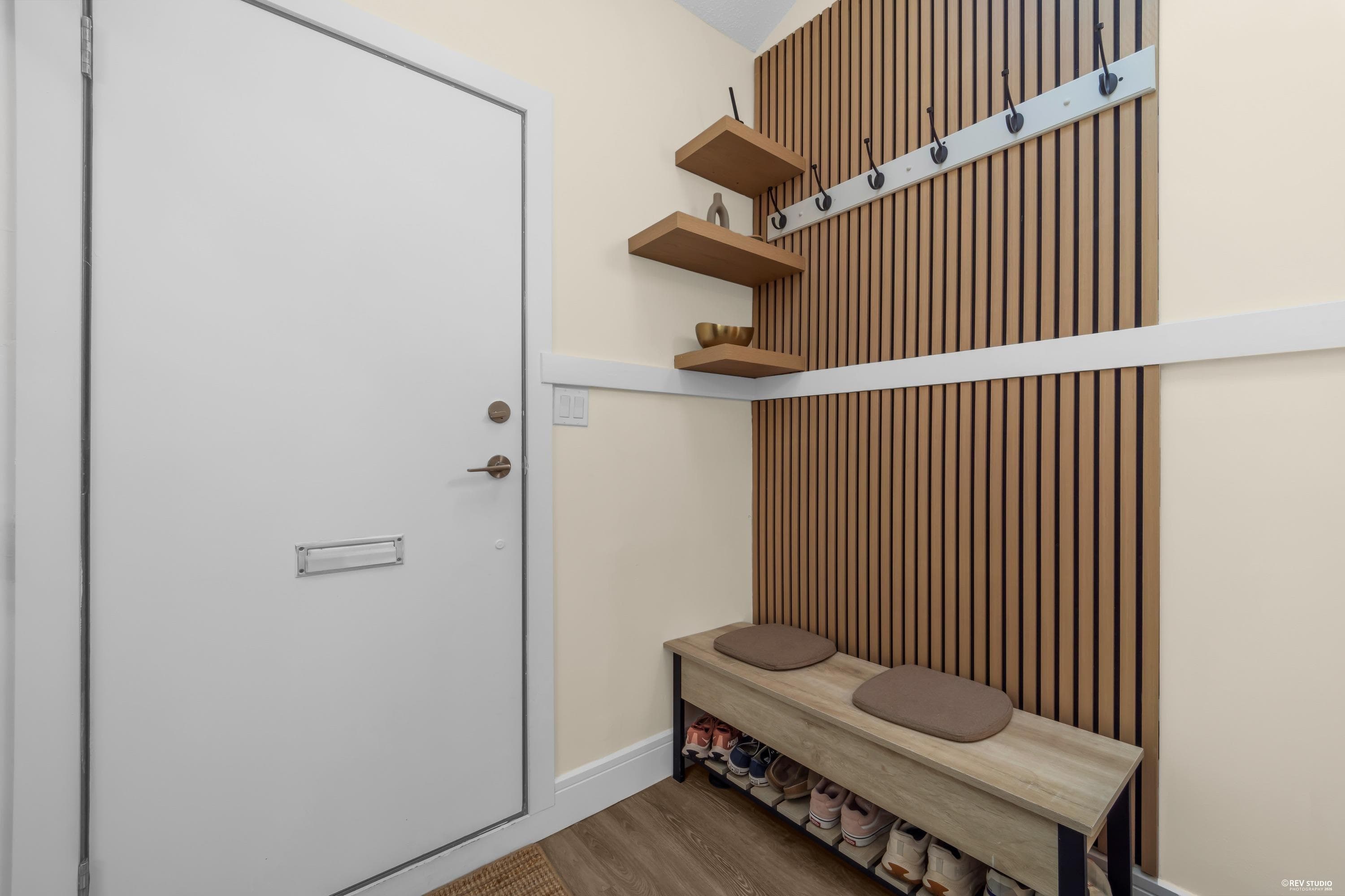 2624 Tretheway Drive, Burnaby, V5B 4R8 — photo 3