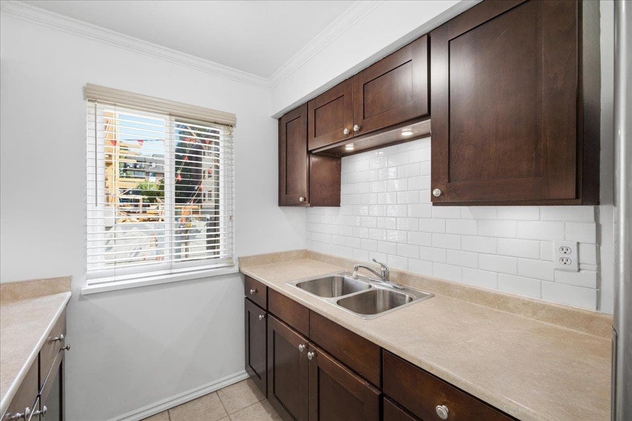 202 - 212 Forbes Avenue, North Vancouver, V7M 3E5 — photo 4