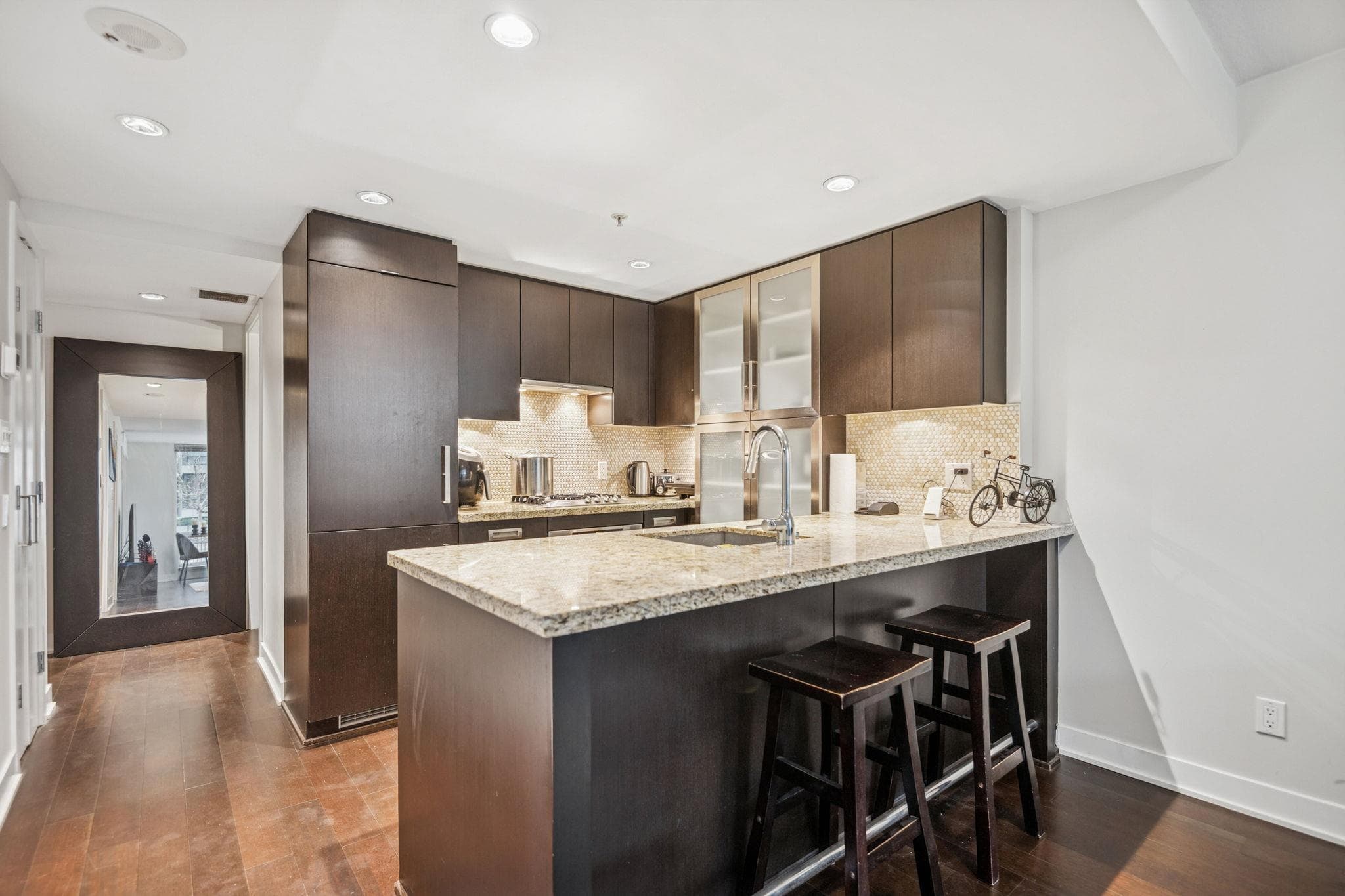 301 - 1055 Richards Street, Vancouver, V6B 0C2 — photo 2