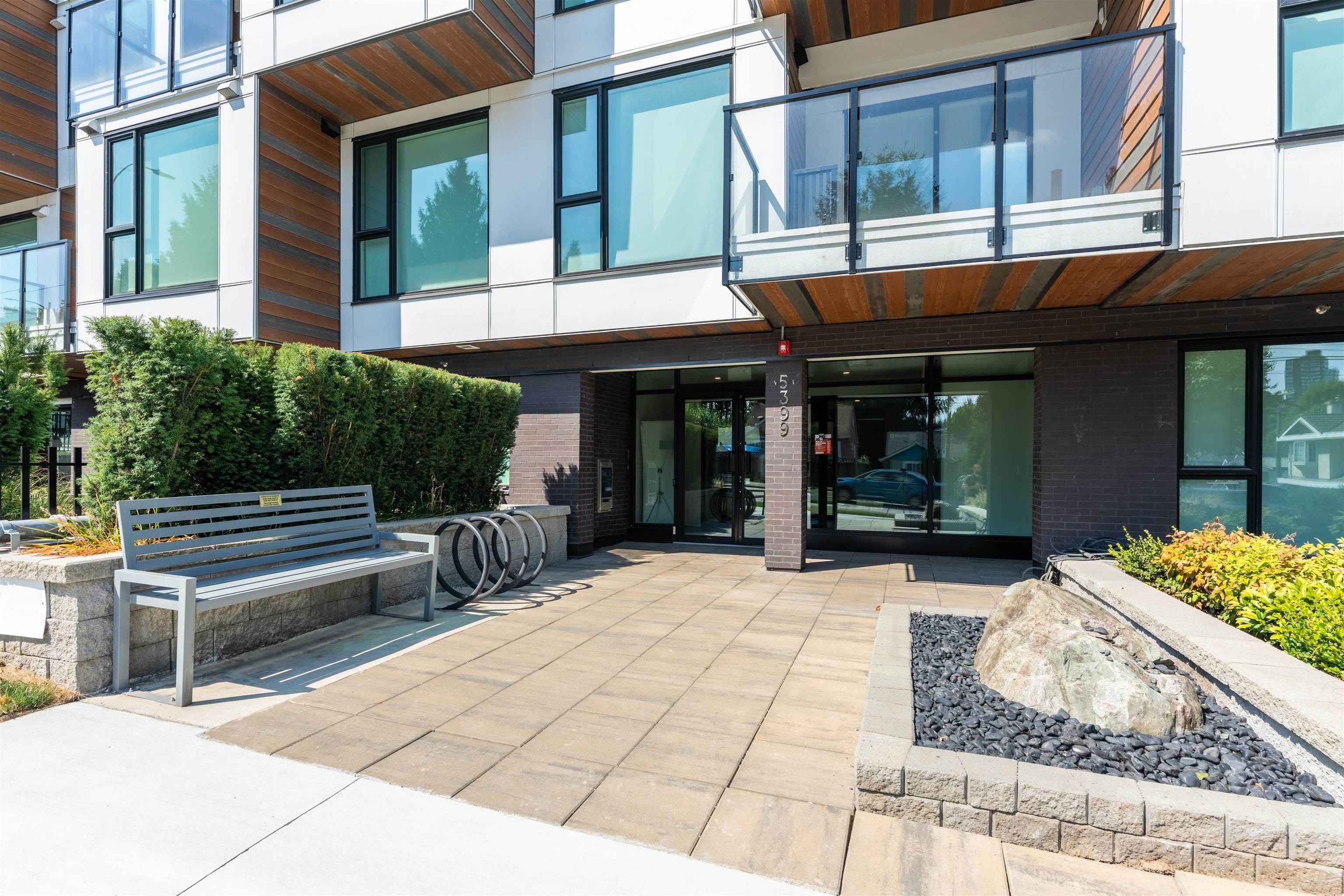 606 - 5399 Joyce Street, Vancouver, V5R 4H3 — photo 3