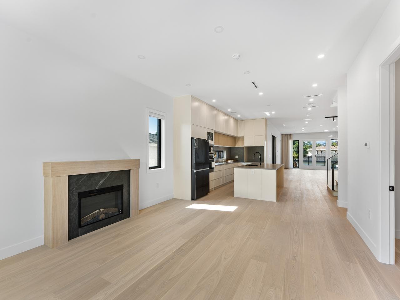 1 - 8633 12th Avenue, Burnaby, V3N 2M1 — photo 2