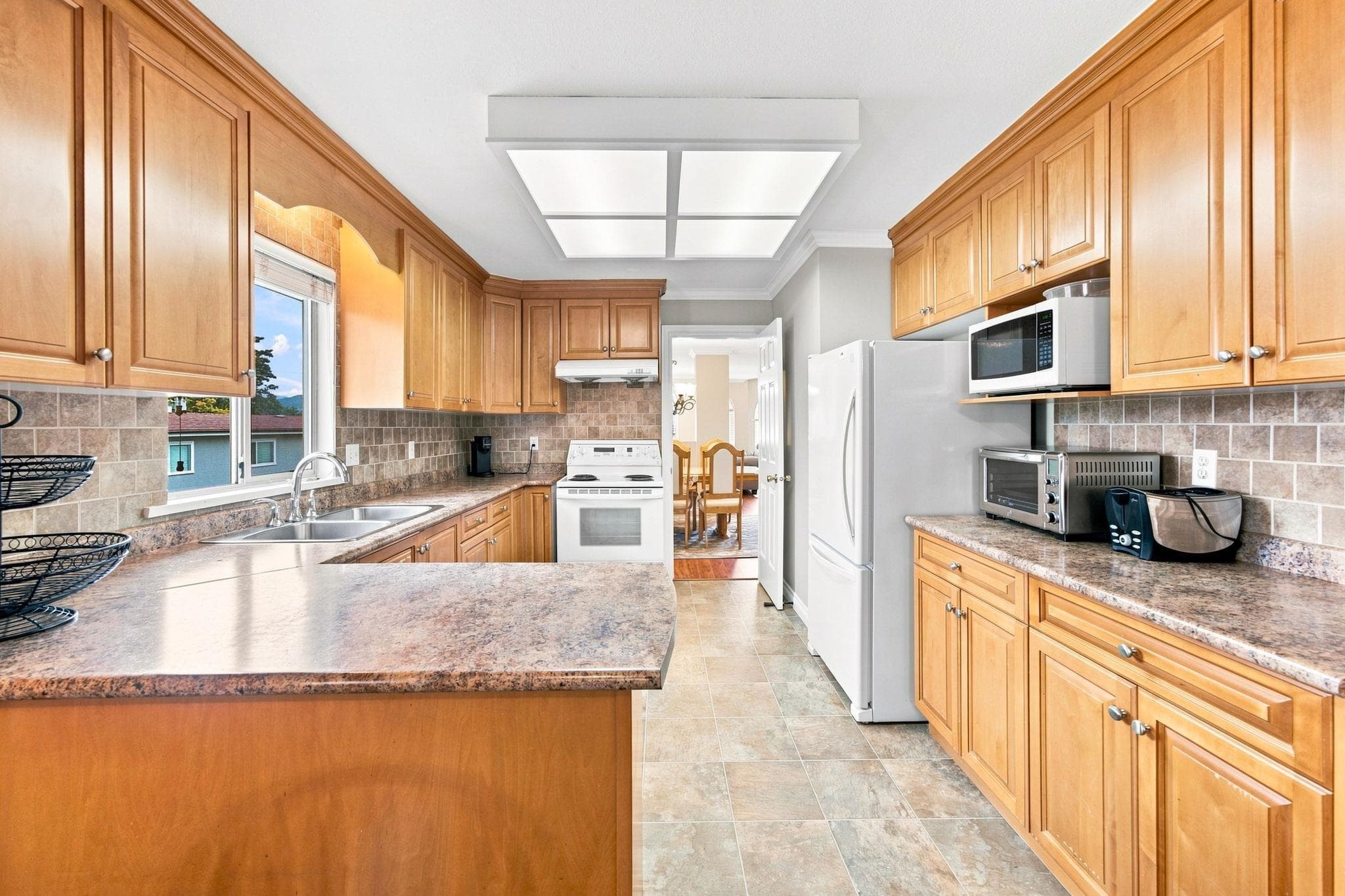 2152 Pitt River Road, Port Coquitlam, V3C 1R4 — photo 3