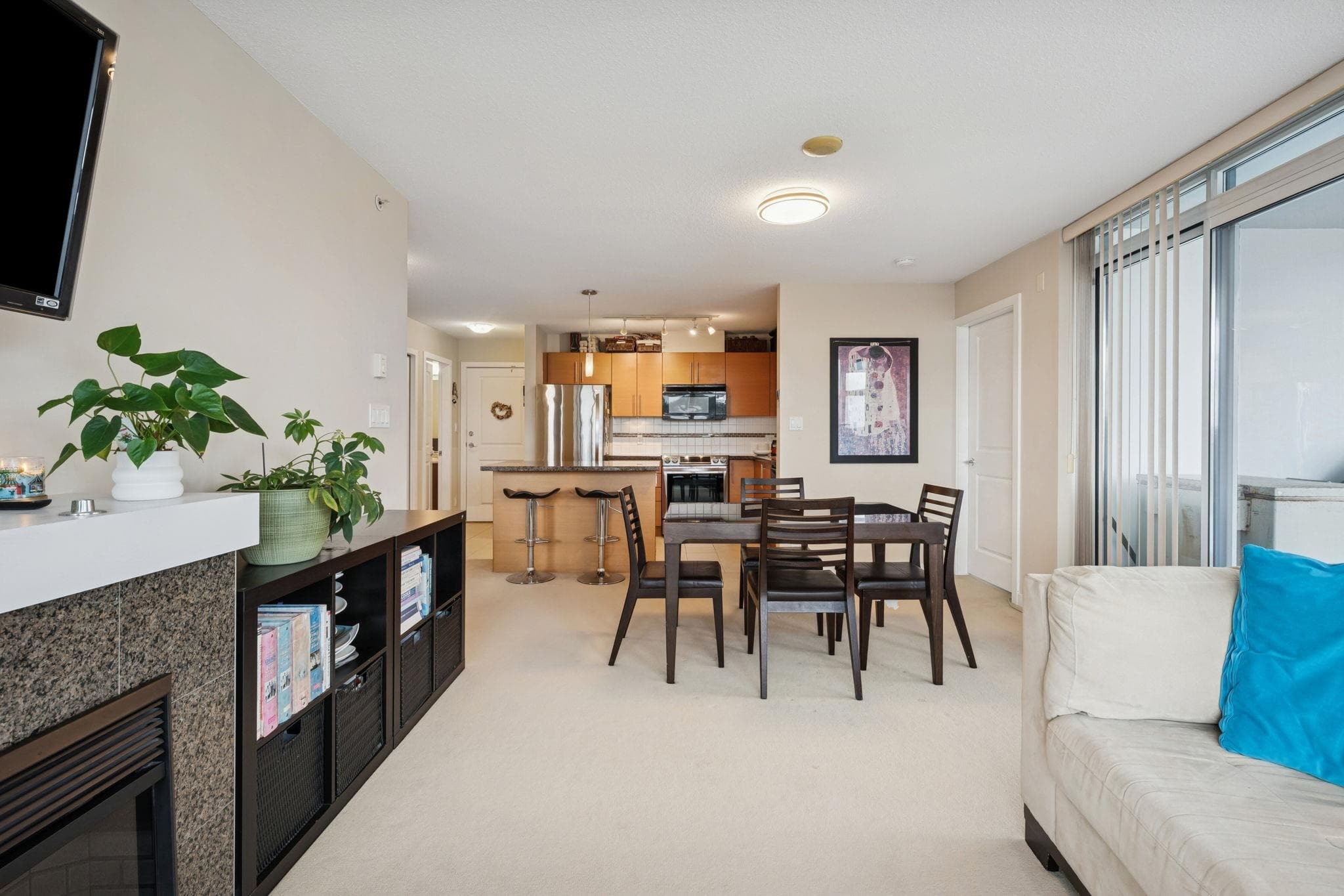 1402 - 2225 Holdom Avenue, Burnaby, V5B 0A1 — photo 5
