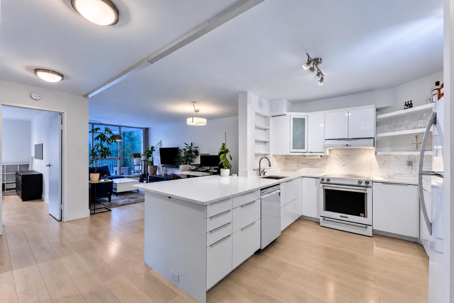 905 - 2024 Fullerton Avenue, North Vancouver, V7P 3G4 — photo 1