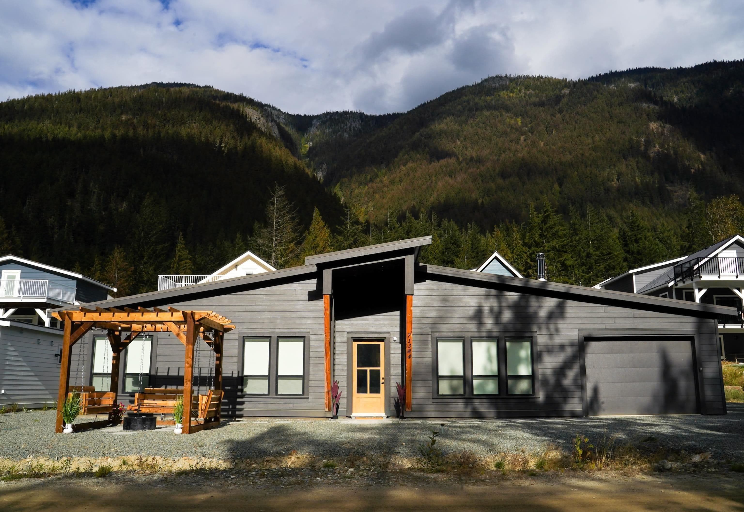 HG 184 - 71384 Grove Place, Hope, V0X 1L5 — photo 1