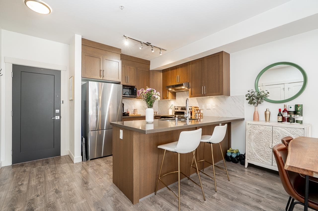 210 - 827 Roderick Avenue, Coquitlam, V3K 0E3 — photo 2