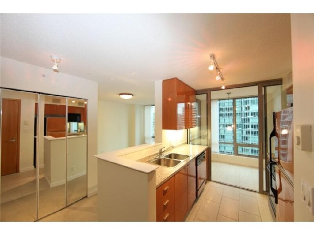 2105 - 1288 W Georgia Street, Vancouver, V6E 4R3 — photo 2
