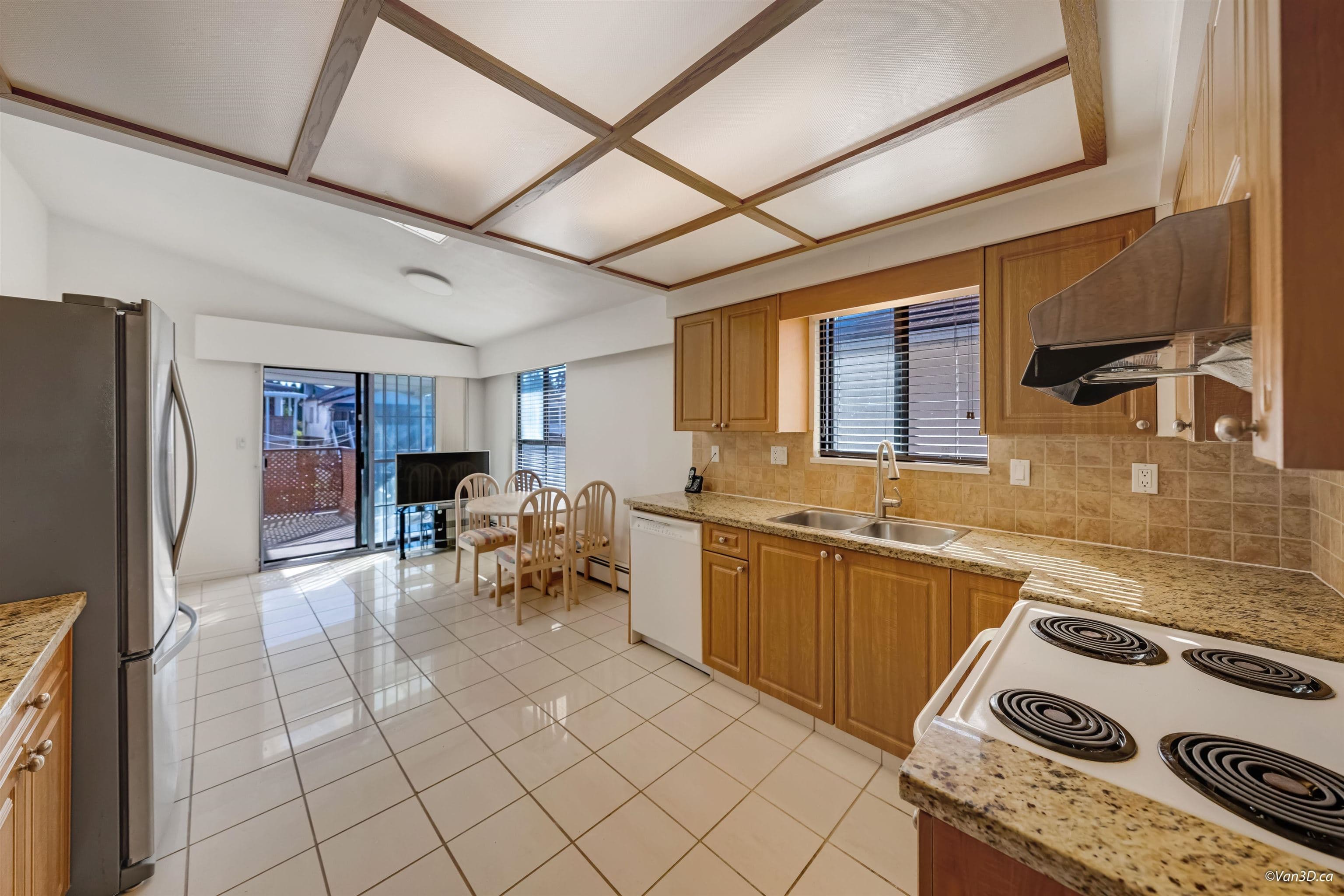 3056 E 28th Avenue, Vancouver, V5R 1S5 — photo 2