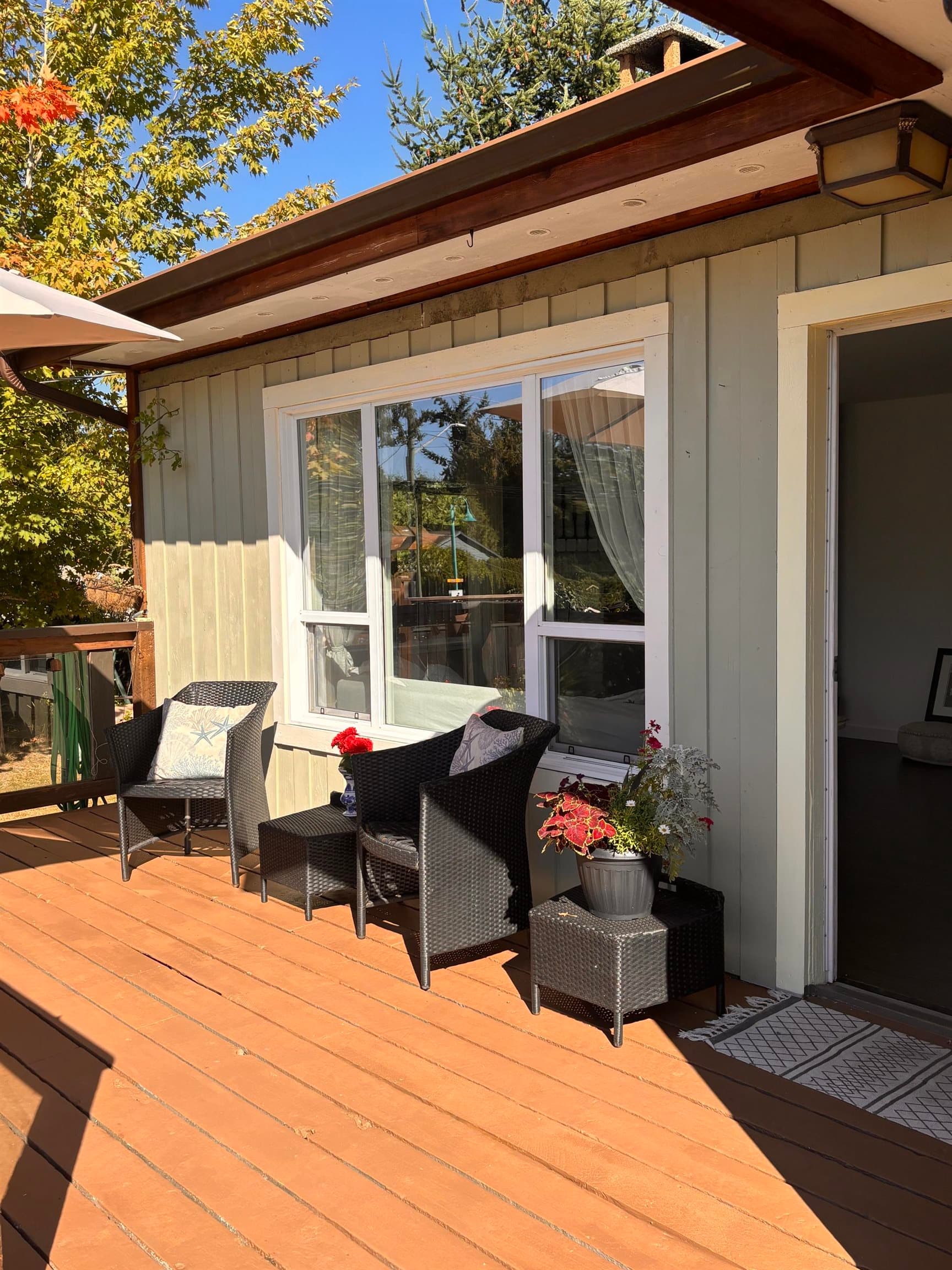 5582 Emerson Road, Sechelt, V7Z 0R8 — photo 1